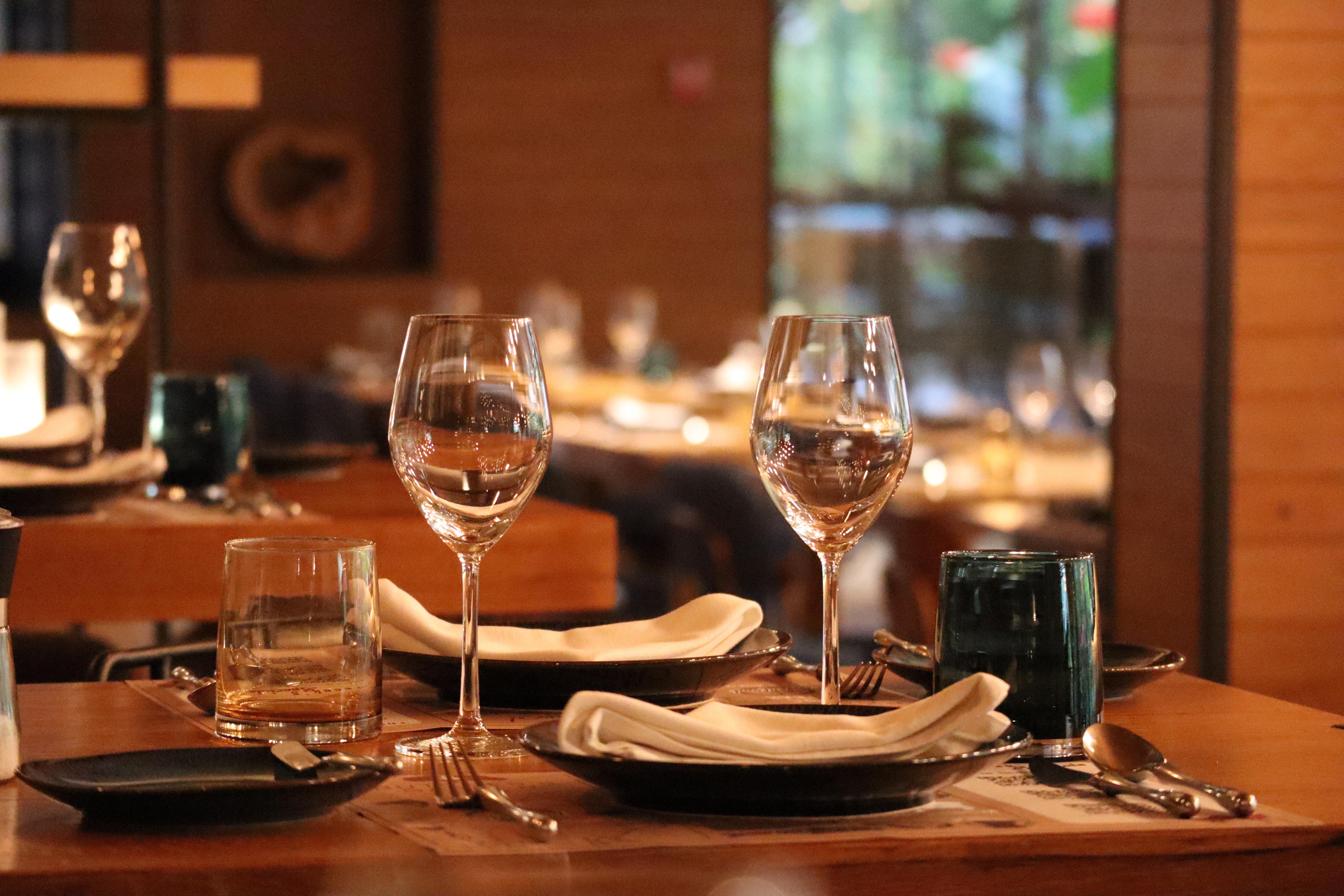 Hotel Indigo Phuket Patong By Ihg Exterior foto A restaurant table set for service