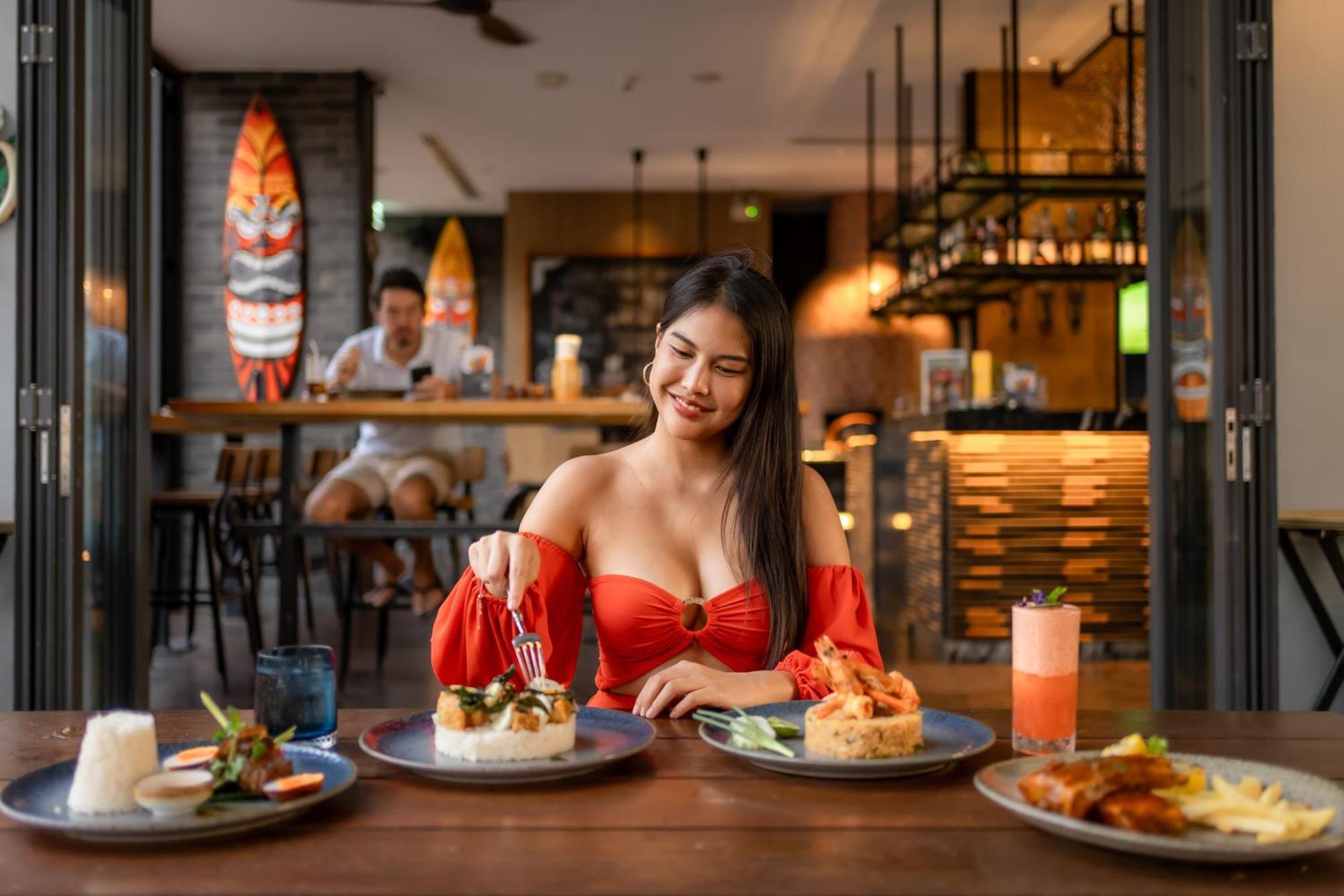 Hotel Indigo Phuket Patong By Ihg Exterior foto A woman eating at a restaurant